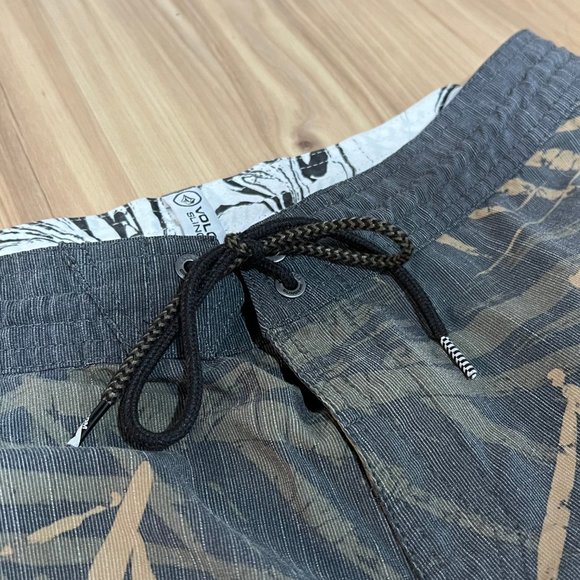 VOLCOM BOARD SHORTS | SIZE 34 | SLINGERS SWIM TRUNKS FLORAL PATTERN - SURFING - Picture 4 of 6